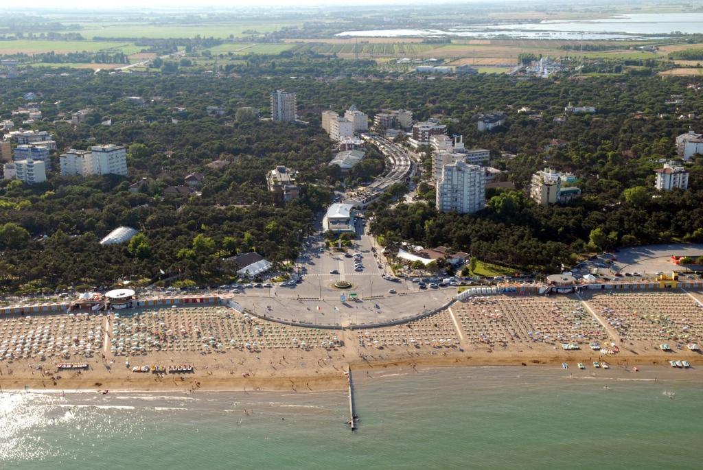 Hotel Ambassador Meuble Lignano Sabbiadoro Exterior photo