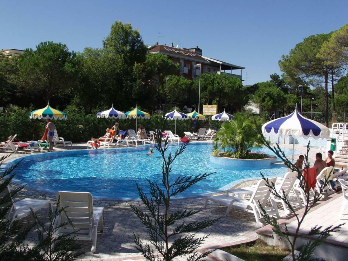 Hotel Ambassador Meuble Lignano Sabbiadoro Exterior photo