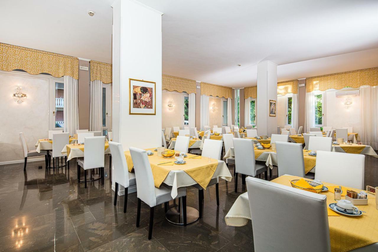 Hotel Ambassador Meuble Lignano Sabbiadoro Exterior photo