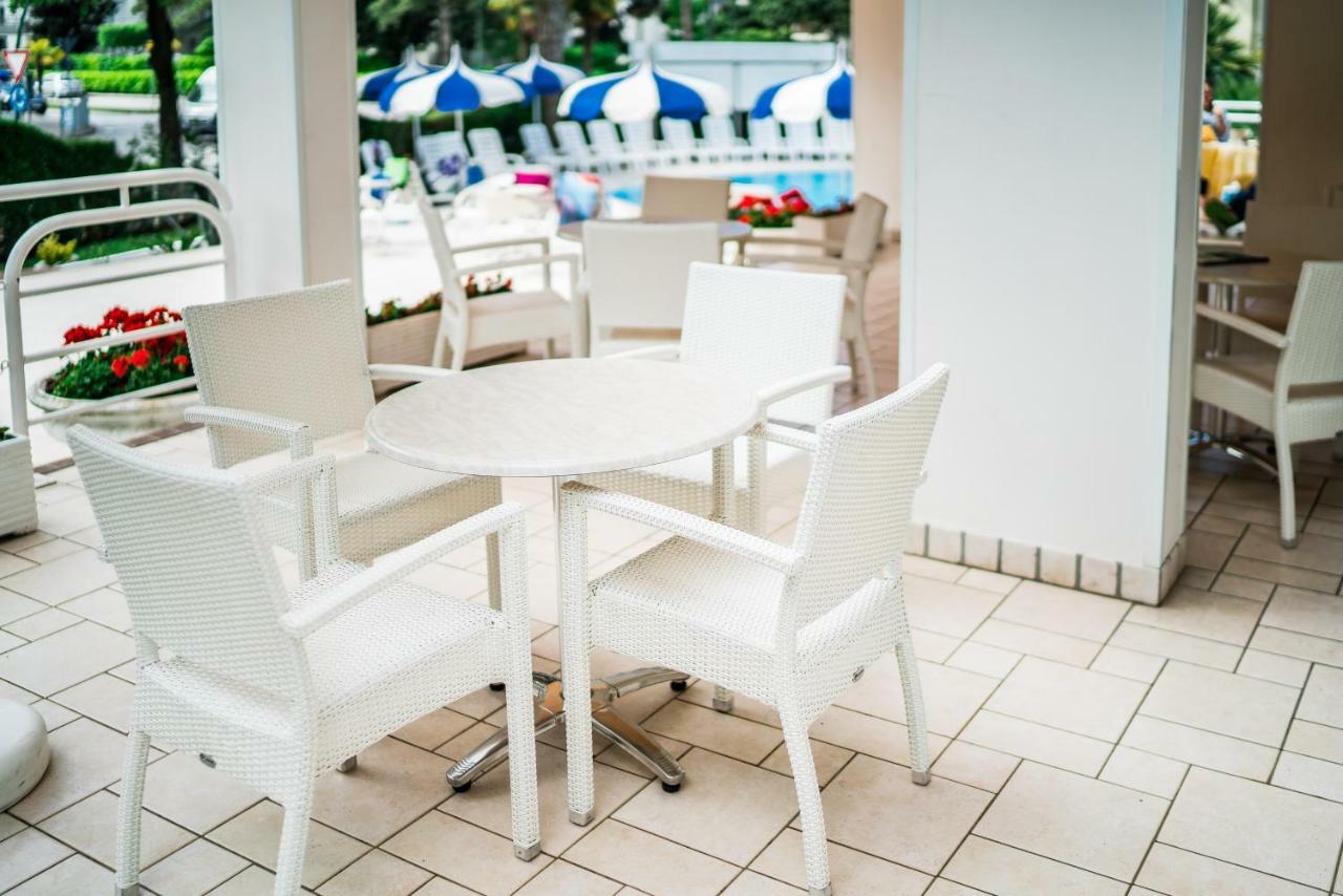 Hotel Ambassador Meuble Lignano Sabbiadoro Exterior photo